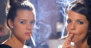 Курящая девушка: твоё мнение.