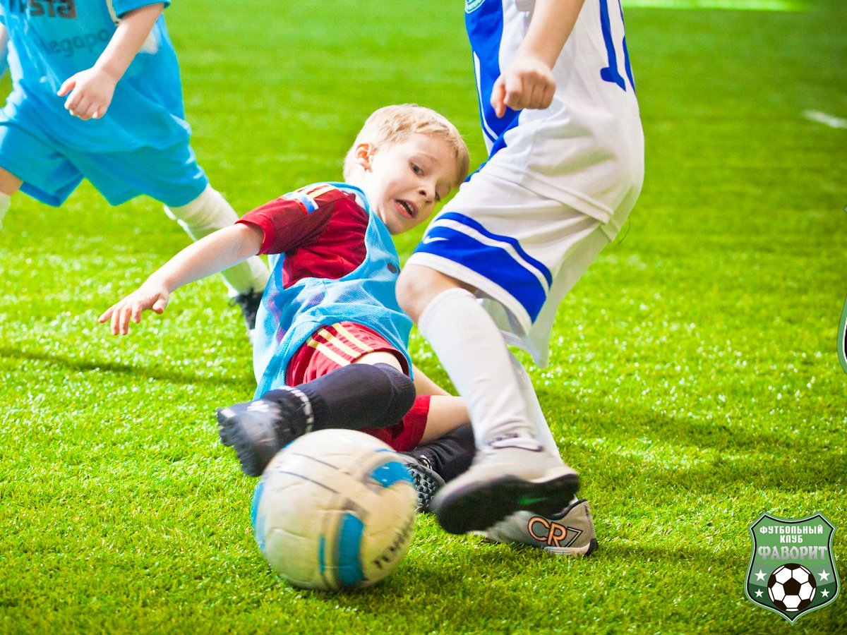 Летом играем в футбол. Детский футбол. Футбол дети. Детская секция по футболу. Футбол для дошкольников.